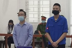 "Bộ đôi" lĩnh án nặng vì mang súng, mìn giả đi cướp ngân hàng