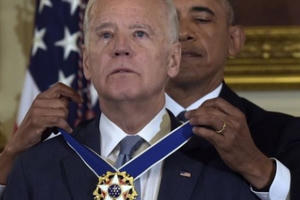 Ông Joe Biden bật khóc khi được trao tặng Huân chương tự do Ông Joe Biden bật khóc khi được trao tặng Huân chương tự do