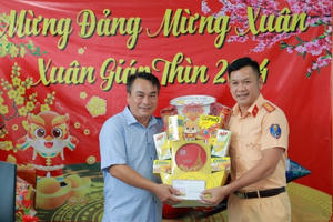 Công an Long Khánh thăm hỏi, chúc Tết cán bộ nhân viên Nhà ga Long Khánh