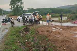 Đang trú mưa, 7 người ở Kon Tum bị sét đánh