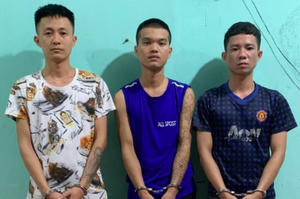 Nửa đêm đang ngủ, người phụ nữ hoảng hốt khi bị 3 thanh niên giở trò phi pháp