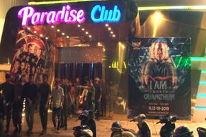 Đột kích quán bar, phát hiện nhóm cô gái 'thác loạn' với hàng chục gã trai