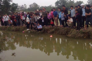 Cá lạ nổi lên trong những ngày Tết, người dân xứ Nghệ đổ xô đi xem thắp hương cầu khấn Cá lạ nổi lên trong những ngày Tết, người dân xứ Nghệ đổ xô đi xem thắp hương cầu khấn