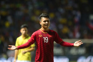 Tuyển thủ Quang Hải tập luyện và thi đấu giao hữu thiện nguyện tại Cần Thơ