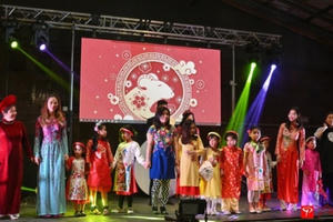 Đến thăm "Vũ trụ Văn học Việt Nam" của du học sinh tại Toulouse