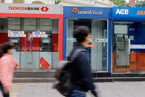 Tiêu dùng 72h: Ngân hàng muốn tăng phí thẻ ATM, người tiêu dùng thì sao? Tiêu dùng 72h: Ngân hàng muốn tăng phí thẻ ATM, người tiêu dùng thì sao?