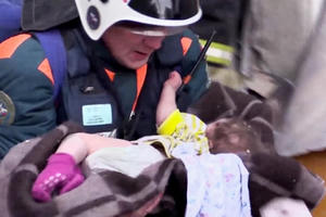 Em bé 11 tháng sống sót thần kỳ sau hơn một ngày kẹt dưới đống đổ nát giữa trời -20 độ C