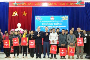 Tặng quà Tết cho gia đình có hoàn cảnh khó khăn tại huyện Hạ Hoà