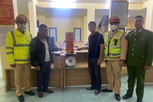 Phát hiện xe ô tô khách vận chuyển trái phép 9kg pháo nổ trái phép