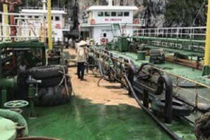 Quảng Ninh: Hàng trăm lít dầu tràn xuống Vịnh Hạ Long do bục đường ống