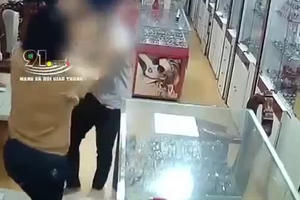 Kinh hoàng với Clip gã đàn ông hung hãn xông vào nhà, thẳng tay chém dã man người phụ nữ Kinh hoàng với Clip gã đàn ông hung hãn xông vào nhà, thẳng tay chém dã man người phụ nữ