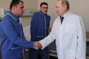 Tổng thống Putin lần đầu thăm thương binh từ chiến trường Ukraine