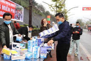 Lào Cai: Hàng nghìn khẩu trang được phát miễn phí cho người dân