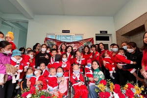 Giáng sinh ấm áp cho những bệnh nhi “thiệt thòi”