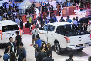 Tại sao các hãng xe đua nhau giảm giá?