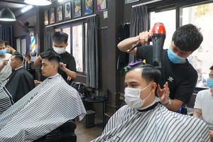 Từ sáng 21/9: Hà Nội cho phép mở lại cửa hàng cắt tóc, gội đầu, vẫn bán hàng ăn mang về