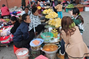 Nguy cơ dịch bệnh bùng phát khi ăn uống tại các điểm lễ hội