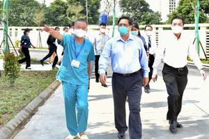 Thủ tướng Phạm Minh Chính thị sát bệnh viện dã chiến điều trị Covid-19 tại Hà Nội