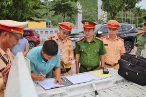 Nghệ An: Lập biên bản xử phạt 80 xe container và 958 xe khách vi phạm