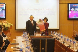 Phó Thủ tướng thường trực Chính phủ trao Quyết định bổ nhiệm Thứ trưởng Bộ Tư pháp cho bà Đặng Hoàng Oanh Phó Thủ tướng thường trực Chính phủ trao Quyết định bổ nhiệm Thứ trưởng Bộ Tư pháp cho bà Đặng Hoàng Oanh