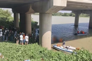 Thi thể hai thiếu nữ nghi nhảy cầu được tìm thấy trong tình trạng ôm chặt nhau