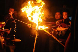 Thiêng liêng tục truyền lửa đầu năm