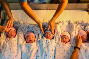 5 em bé chào đời ở thời khắc bước sang năm 2018