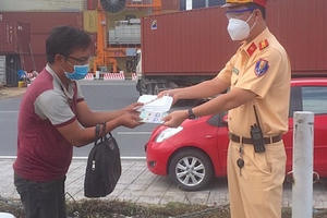 CSGT nhường cơm cho người cha đi bộ từ Quy Nhơn vào Bình Dương thăm con bệnh