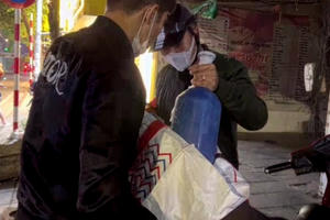 Hà Nội: Cảnh sát 141 hóa trang tóm gọn nam thanh niên đang 'ship' 2 bình khí cười