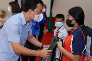 Hơn 300 học sinh được nhận quà nhân dịp năm học mới và Tết Trung thu 2021