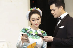 Jennifer Phạm vui vẻ tạo dáng bên chồng cũ Quang Dũng trong sự kiện