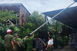 Kiên Giang: Công an xã Nam Yên hỗ trợ người dân khắc phục hậu quả sau lốc xoáy