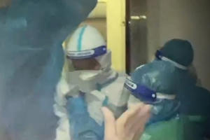 Giải cứu nhân viên y tế kẹt trong thang máy bệnh viện dã chiến