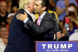 Ông Trump lại gặp khó vì những tiết lộ của con trai