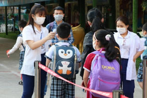 Học sinh TP HCM đi học lại sau kỳ nghỉ tết dài