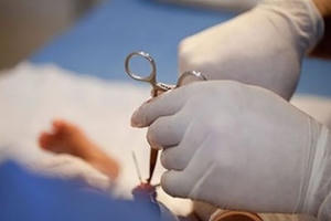 Cắt bao quy đầu tại phòng khám tư, trai trẻ suýt mất "của quý"