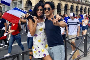 Vợ chồng siêu mẫu Trang Lạ và siêu mẫu Jessica Minh Anh xuống đường ăn mừng chiến thắng World Cup 2018