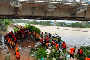 Bộ Nông nghiệp và Môi trường chỉ đạo khẩn khi đỉnh lũ trên loạt sông Cầu, sông Thương vượt mức báo động 3