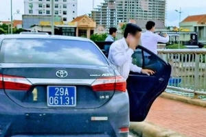 Chủ tịch Quảng Bình nói gì về xe biển xanh dừng trên cầu chụp ảnh?