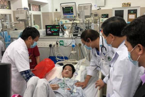 Hàng nghìn bác sĩ, bệnh nhân "cắm chốt" bệnh viện ngày Tết