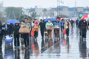 Dòng người tấp nập đổ về Đền Trần - Nam Định trước giờ Khai Ấn