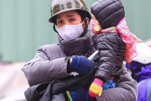 Người dân Thủ đô "trùm áo mưa, bịt kín mít" trong cái lạnh 8 độ C