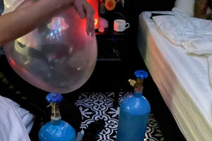 Quảng Ninh: Phát hiện nhóm thanh niên thuê khách sạn “hít bóng cười”