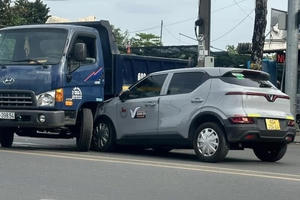 Taxi móp đầu sau va chạm với xe tải trên phố