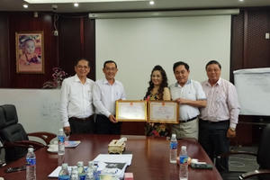 Chủ tịch UBND tỉnh Bến Tre trao bằng khen cho vợ chồng doanh nhân Huỳnh Uy Dũng “lò vôi”