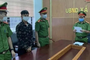 Nổi cơn cuồng loạn, cha hiếp dâm con gái 13 tuổi