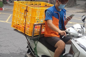 Hà Nội: Xử nghiêm vi phạm không đội mũ bảo hiểm khi giãn cách