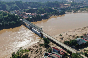 Tạm cấm toàn bộ xe qua cầu Yên Bái