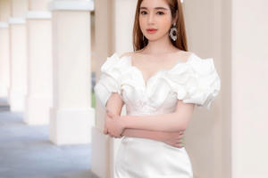 'Gái hai con' Elly Trần hút mắt với váy hở bạo tại Đà Nẵng