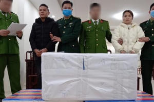 Bí mật “động trời” dưới đáy thùng bánh kẹo